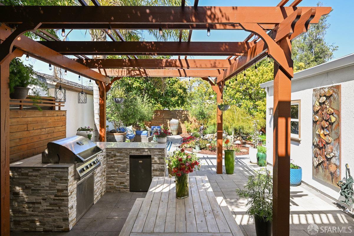 Detail Gallery Image 17 of 79 For 2445 Encinal Ave, Alameda,  CA 94501 - 3 Beds | 3 Baths