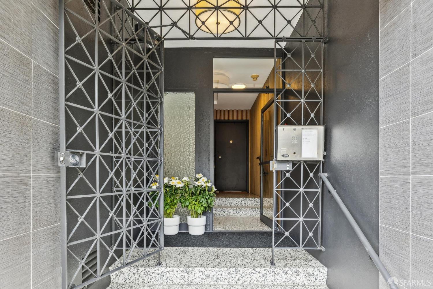 Photo #3: 425029325 Listing 