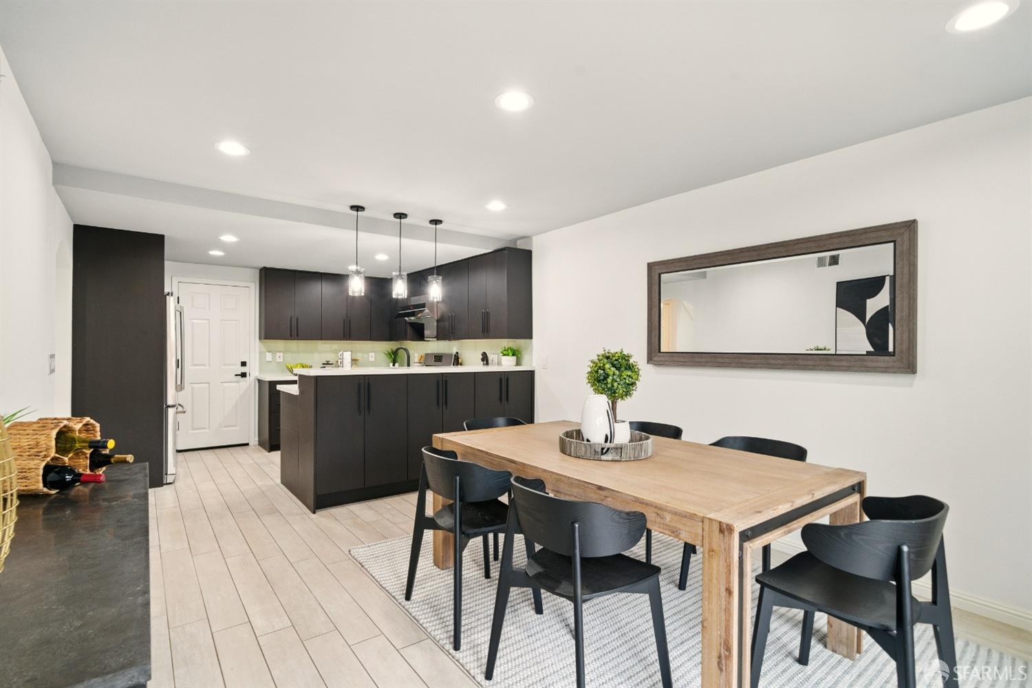 Detail Gallery Image 8 of 31 For 543 Tyrella Ave, Mountain View,  CA 94043 - 3 Beds | 2/1 Baths