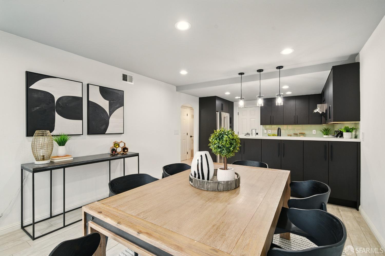 Detail Gallery Image 7 of 31 For 543 Tyrella Ave, Mountain View,  CA 94043 - 3 Beds | 2/1 Baths