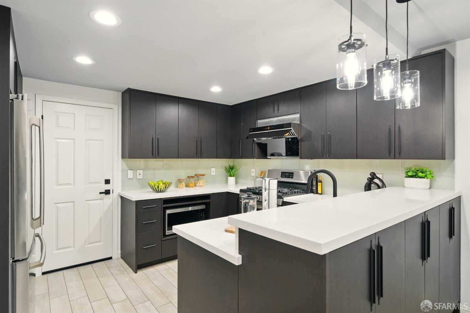 Detail Gallery Image 5 of 31 For 543 Tyrella Ave, Mountain View,  CA 94043 - 3 Beds | 2/1 Baths
