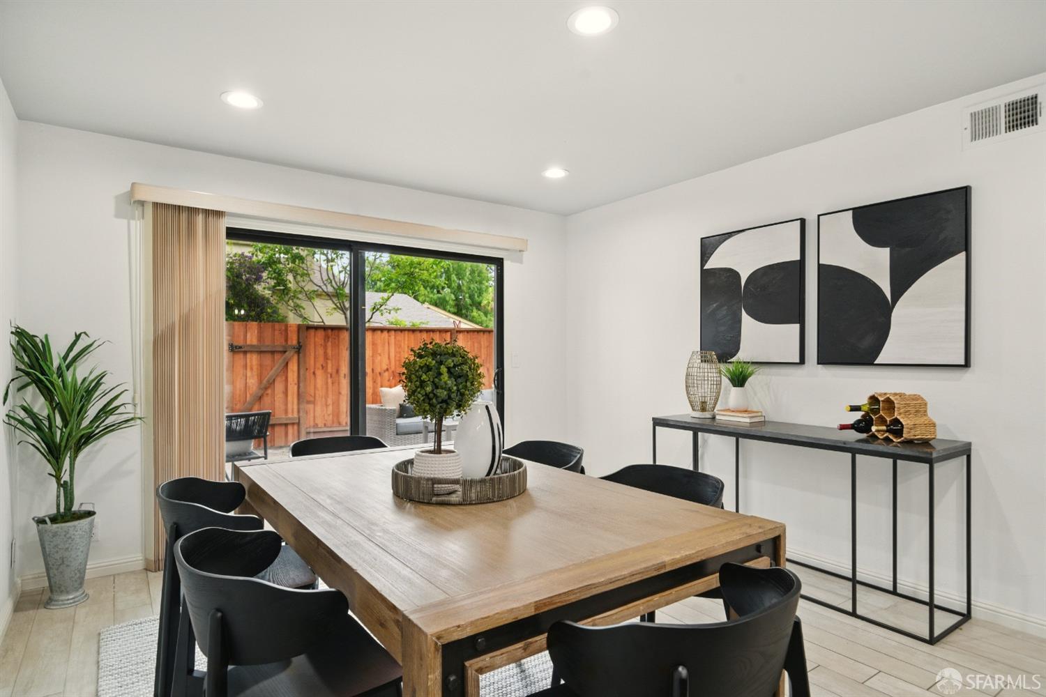 Detail Gallery Image 9 of 31 For 543 Tyrella Ave, Mountain View,  CA 94043 - 3 Beds | 2/1 Baths