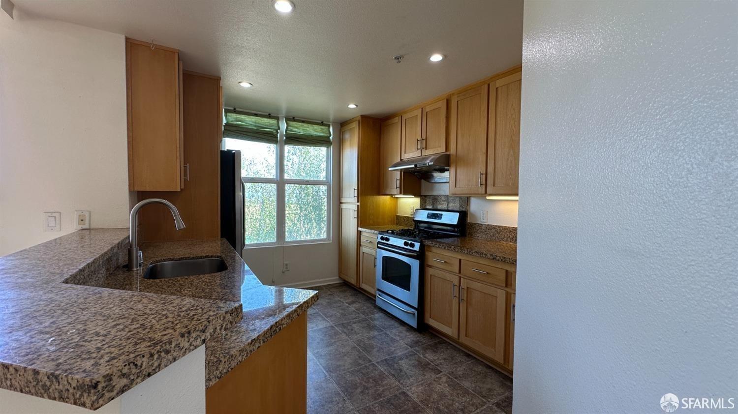 Detail Gallery Image 4 of 10 For 401 Crescent Ct #4305,  San Francisco,  CA 94134 - 2 Beds | 2 Baths