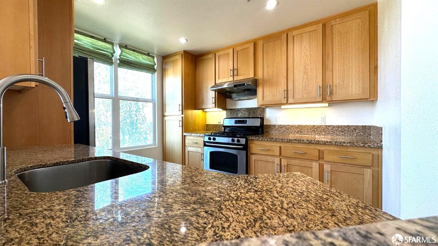Detail Gallery Image 3 of 10 For 401 Crescent Ct #4305,  San Francisco,  CA 94134 - 2 Beds | 2 Baths