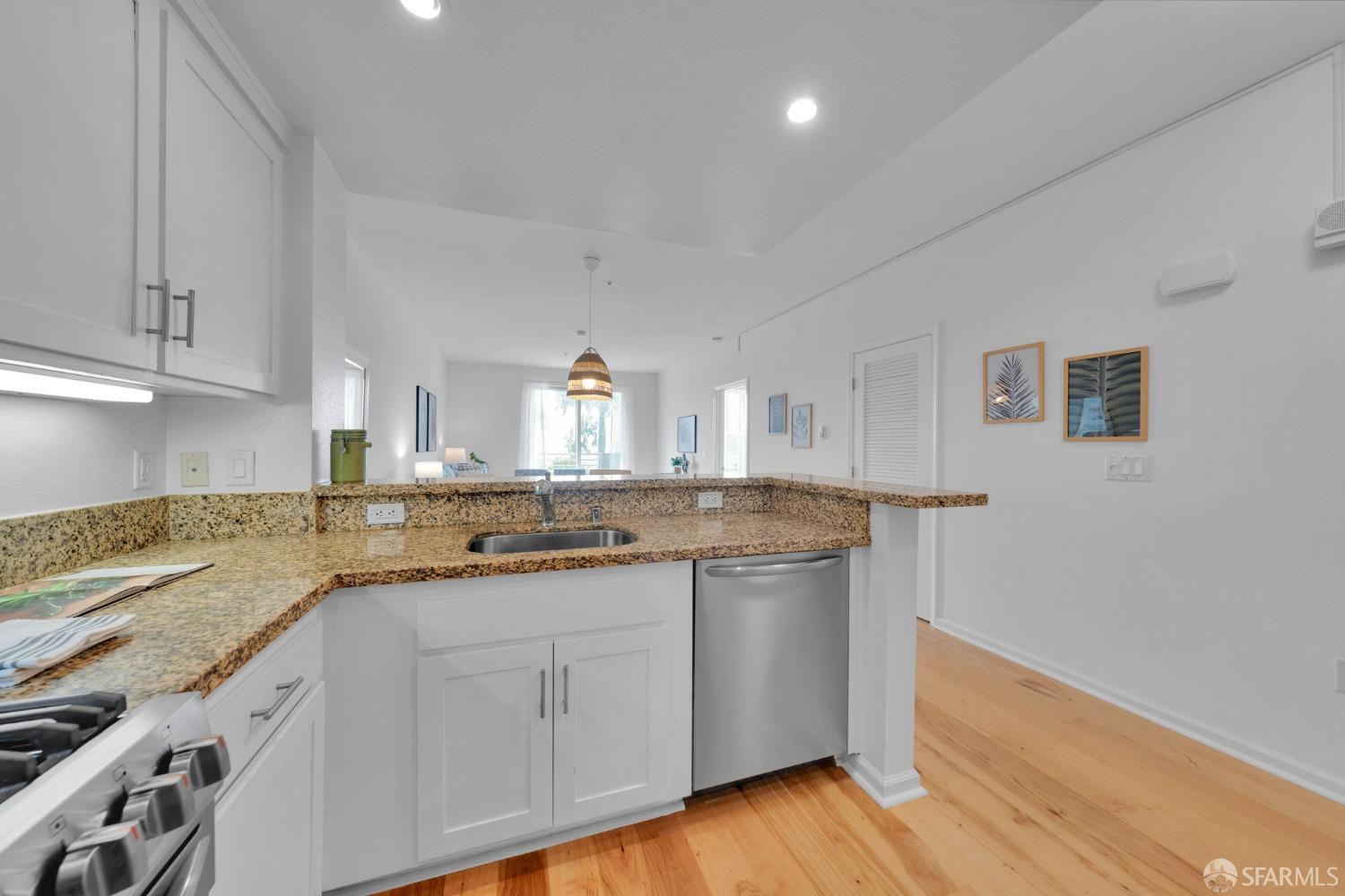 Photo #17: 422675373 Listing: Photo #17