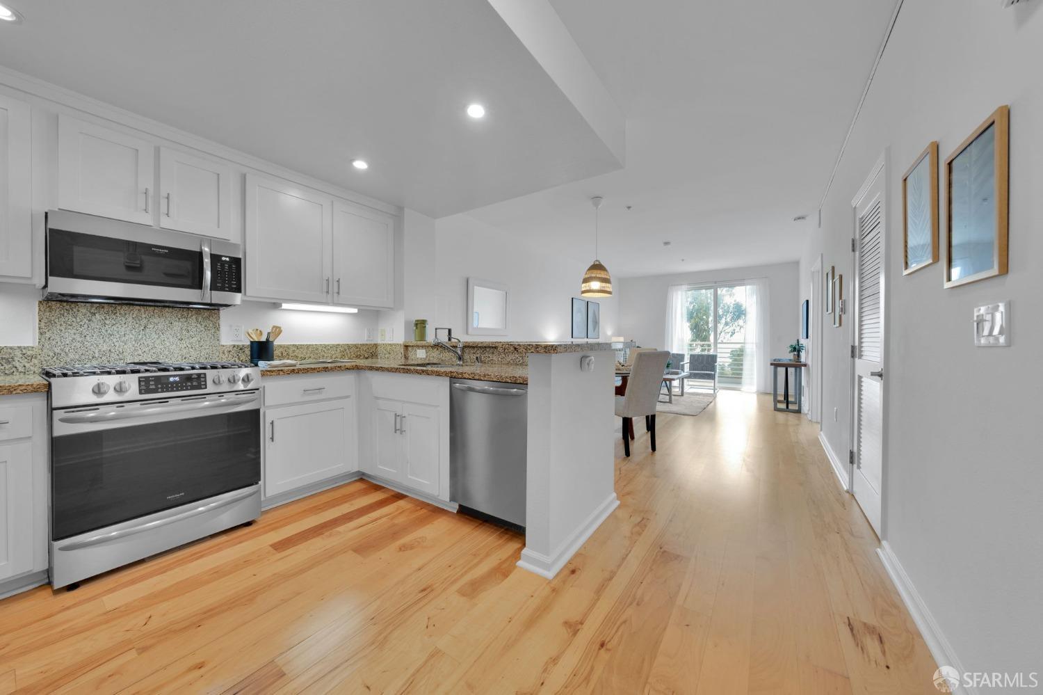 Photo #15: 422675373 Listing: Photo #15