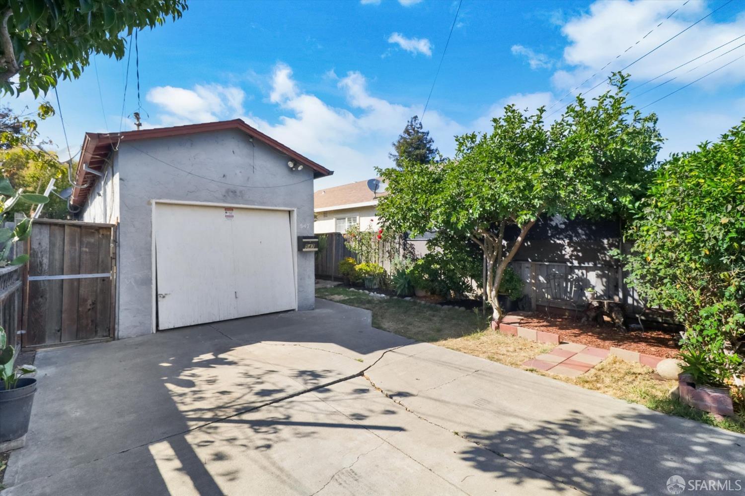 Detail Gallery Image 3 of 26 For 547 Hurlingame Ave, Redwood City,  CA 94063 - 2 Beds | 1 Baths