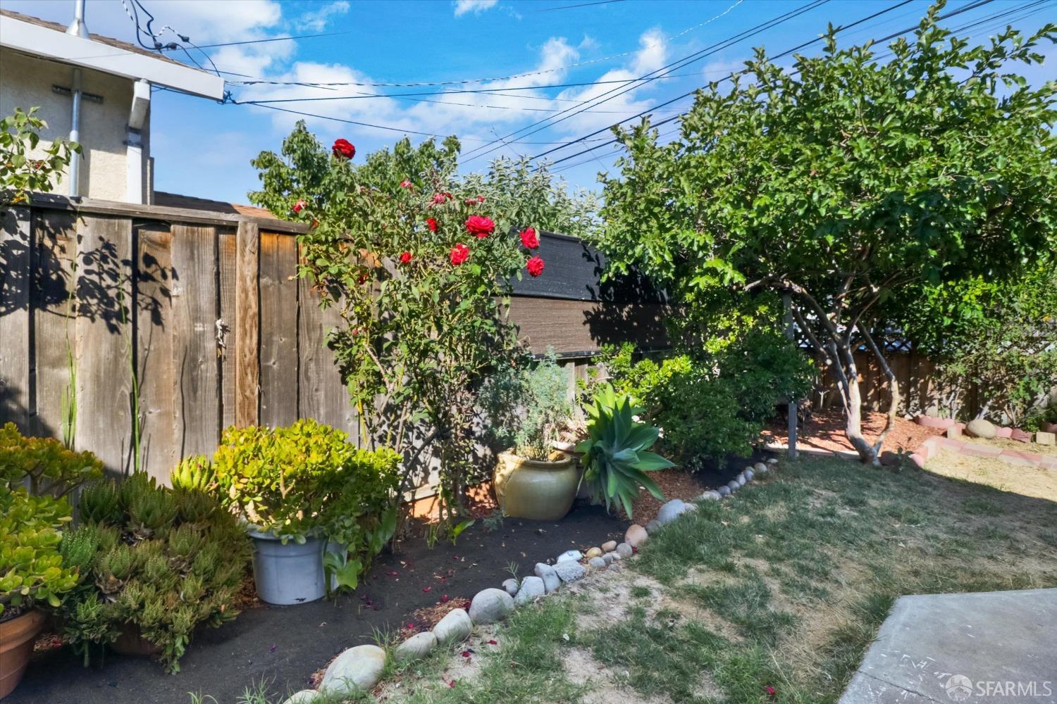 Detail Gallery Image 4 of 26 For 547 Hurlingame Ave, Redwood City,  CA 94063 - 2 Beds | 1 Baths