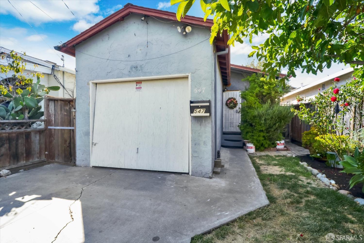 Detail Gallery Image 2 of 26 For 547 Hurlingame Ave, Redwood City,  CA 94063 - 2 Beds | 1 Baths