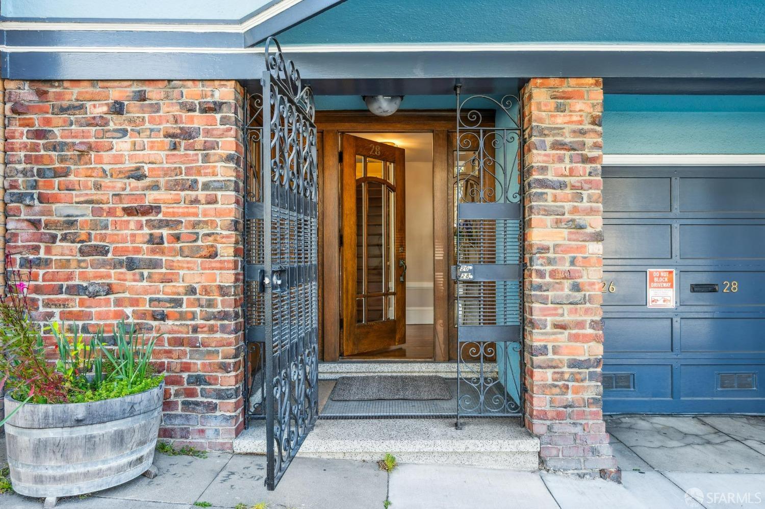 Photo #2: 425035643 Listing 