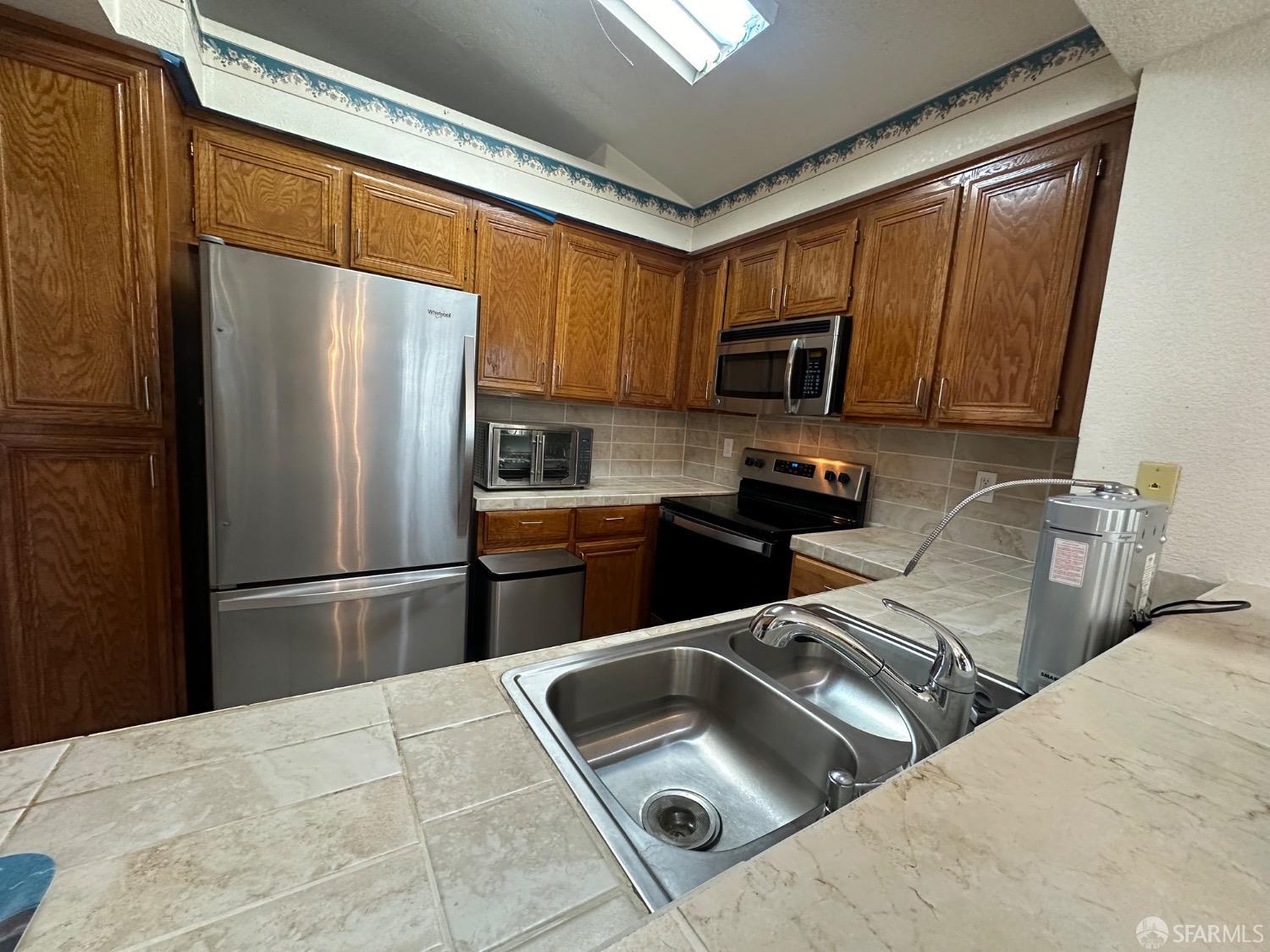 Detail Gallery Image 2 of 31 For 328 Snow Flake Way, Pittsburg,  CA 94565 - 3 Beds | 2 Baths