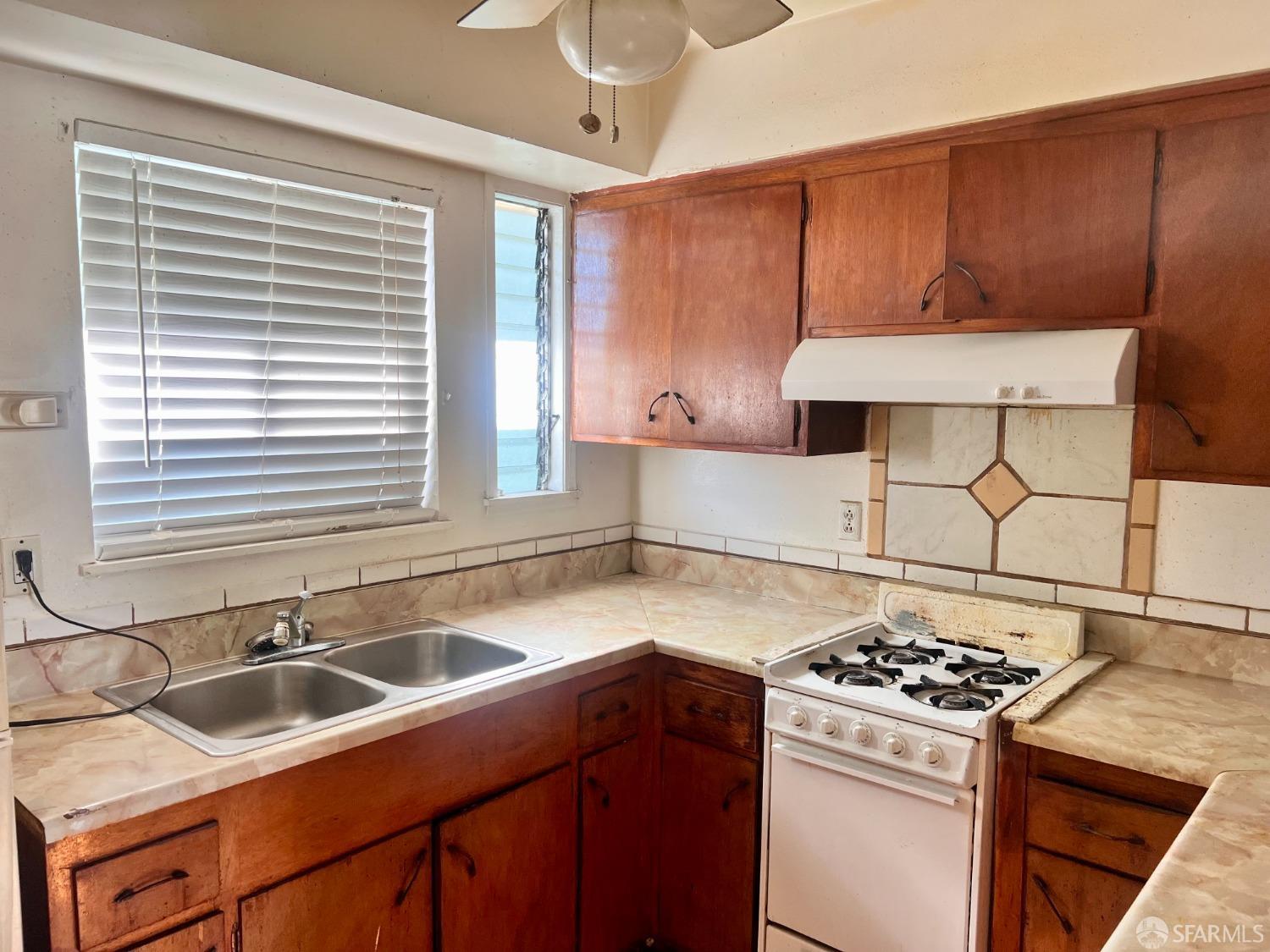Detail Gallery Image 7 of 19 For 933 41st St, Oakland,  CA 94608 - – Beds | – Baths