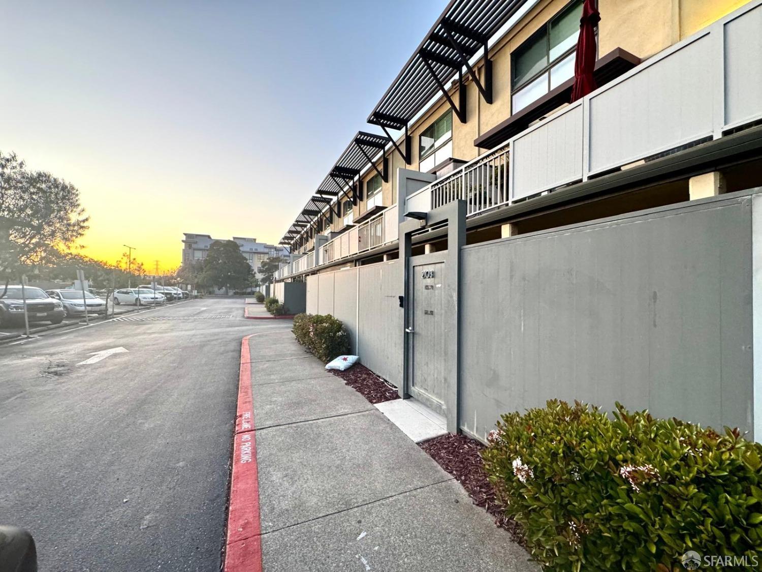 Detail Gallery Image 2 of 30 For 2103 Admiralty Ln, Foster City,  CA 94404 - 2 Beds | 2 Baths