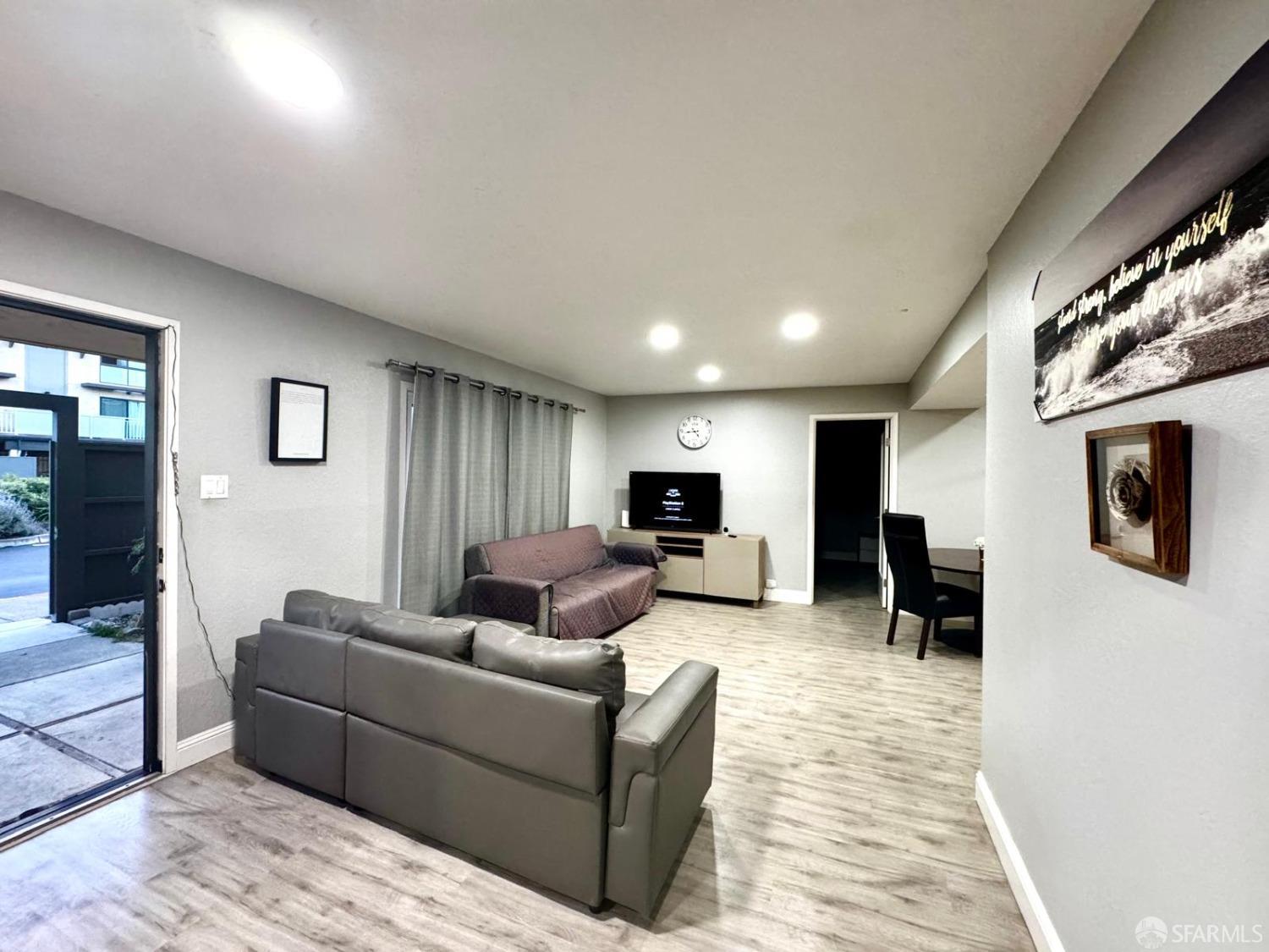 Detail Gallery Image 8 of 30 For 2103 Admiralty Ln, Foster City,  CA 94404 - 2 Beds | 2 Baths
