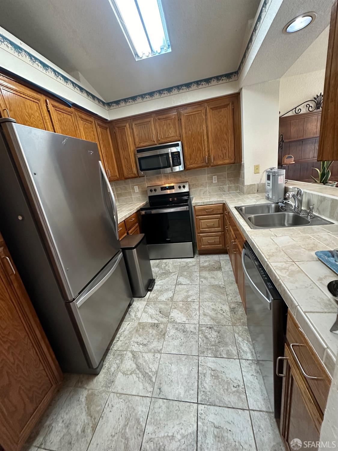 Detail Gallery Image 3 of 31 For 328 Snow Flake Way, Pittsburg,  CA 94565 - 3 Beds | 2 Baths