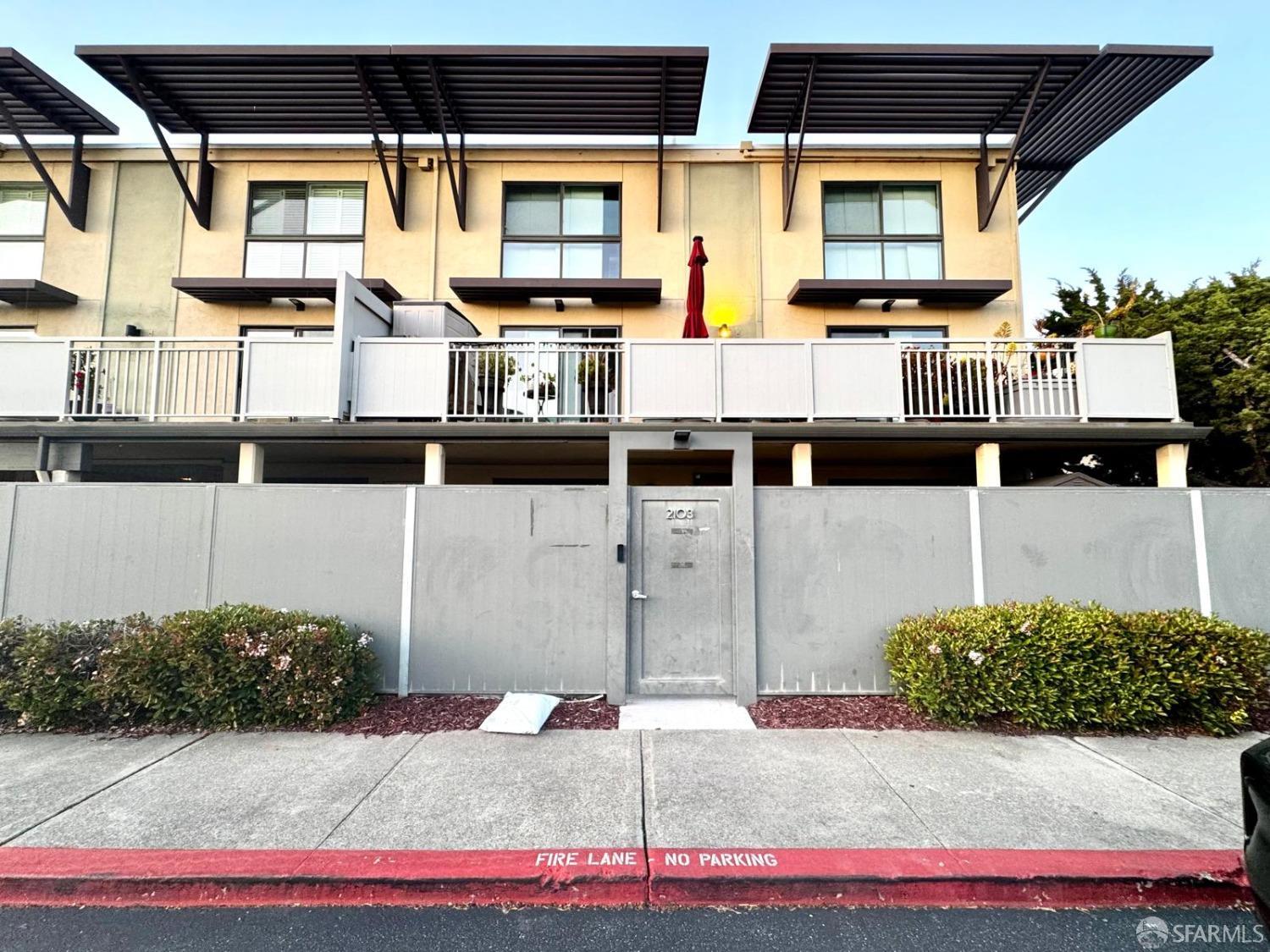 Detail Gallery Image 3 of 30 For 2103 Admiralty Ln, Foster City,  CA 94404 - 2 Beds | 2 Baths