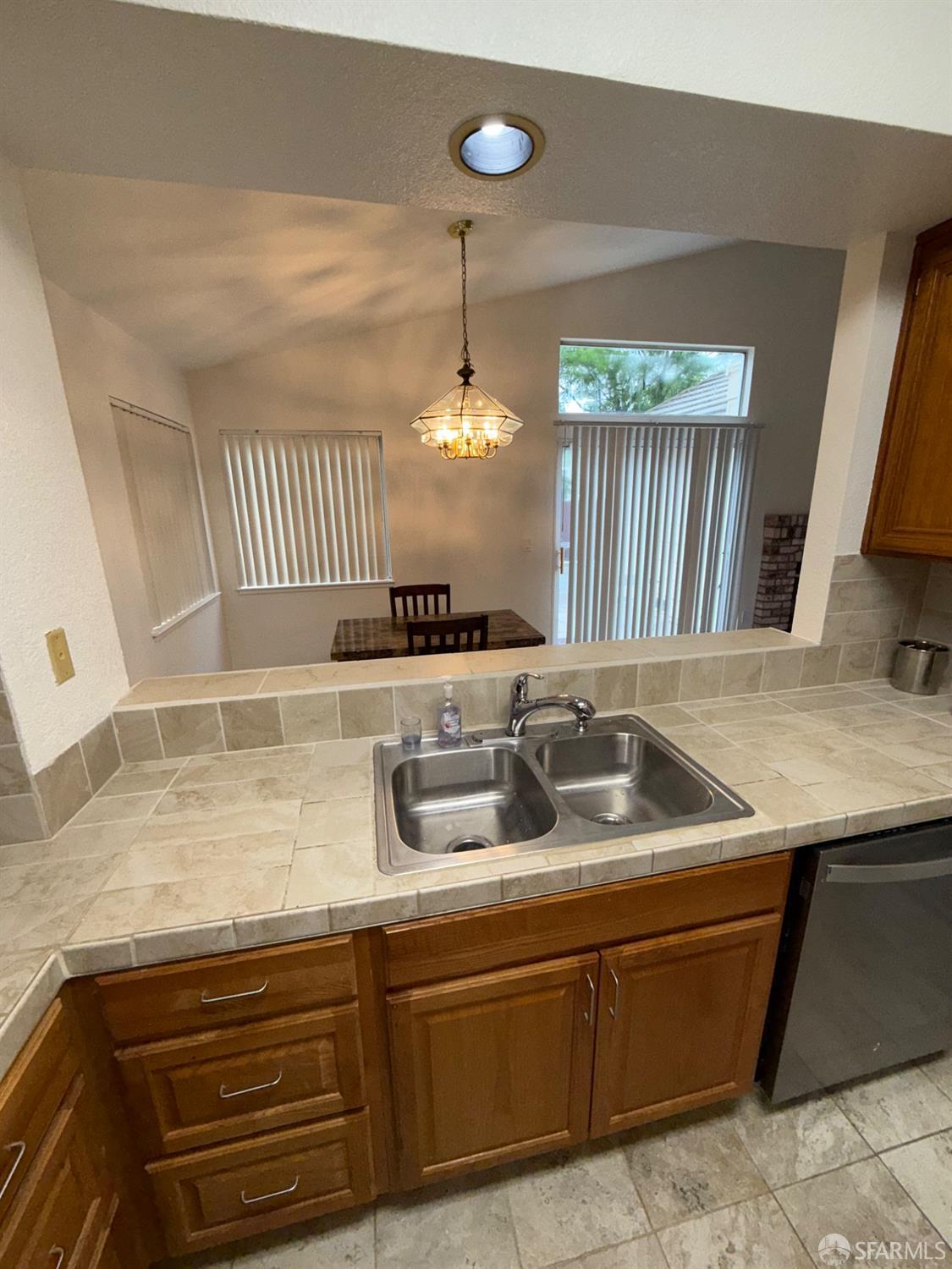 Detail Gallery Image 6 of 31 For 328 Snow Flake Way, Pittsburg,  CA 94565 - 3 Beds | 2 Baths