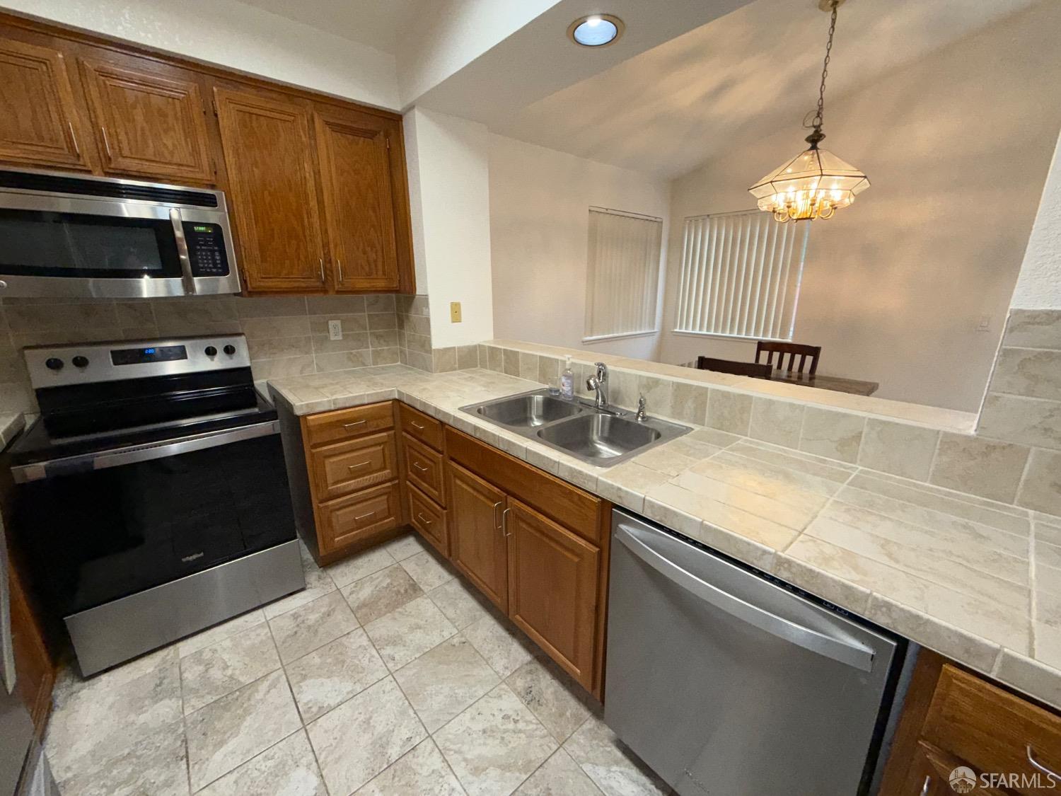 Detail Gallery Image 5 of 31 For 328 Snow Flake Way, Pittsburg,  CA 94565 - 3 Beds | 2 Baths