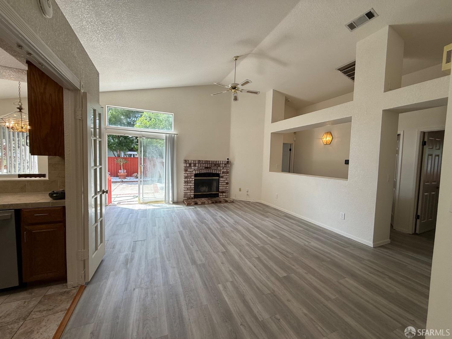 Detail Gallery Image 13 of 31 For 328 Snow Flake Way, Pittsburg,  CA 94565 - 3 Beds | 2 Baths