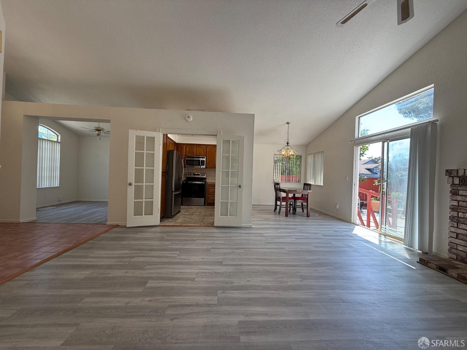 Detail Gallery Image 10 of 31 For 328 Snow Flake Way, Pittsburg,  CA 94565 - 3 Beds | 2 Baths