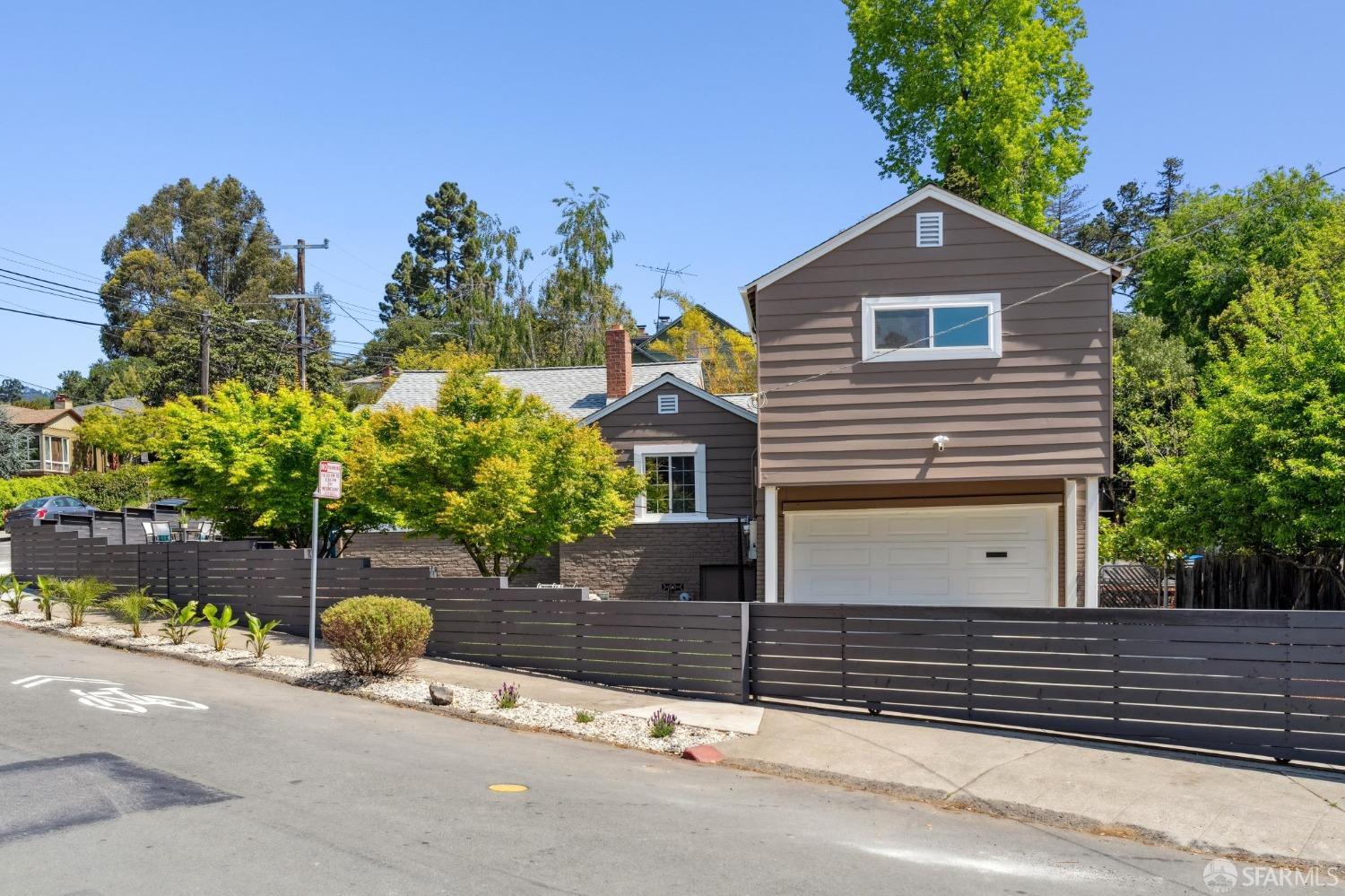 Detail Gallery Image 3 of 45 For 4600 Steele St, Oakland,  CA 94611 - 4 Beds | 2 Baths