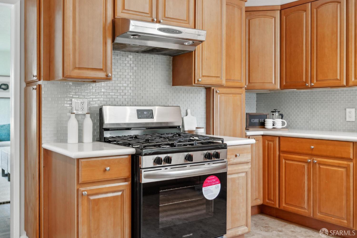 Detail Gallery Image 10 of 45 For 4600 Steele St, Oakland,  CA 94611 - 4 Beds | 2 Baths