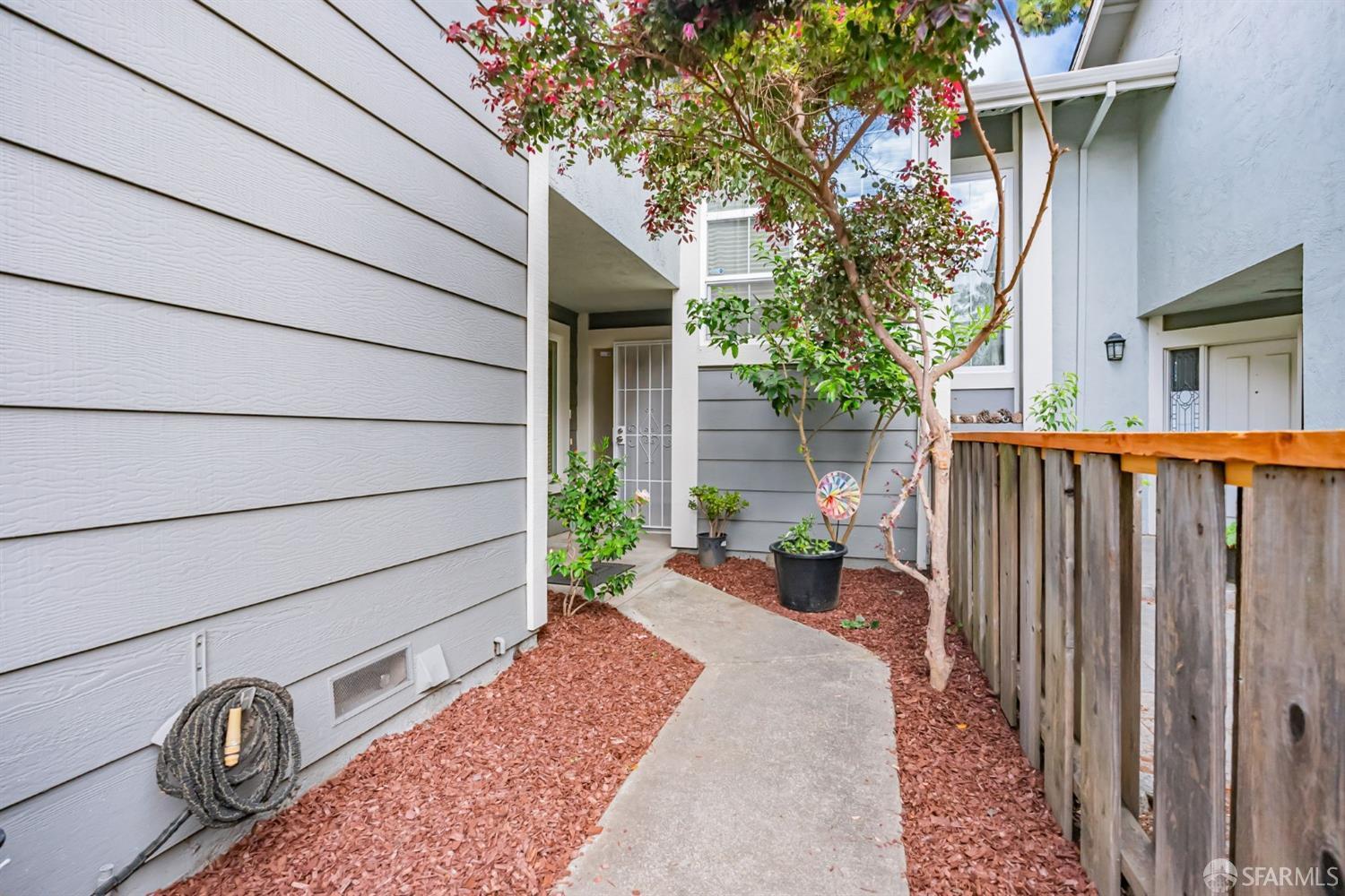 Detail Gallery Image 4 of 35 For 35 Cornwall Way, San Leandro,  CA 94577 - 3 Beds | 3 Baths