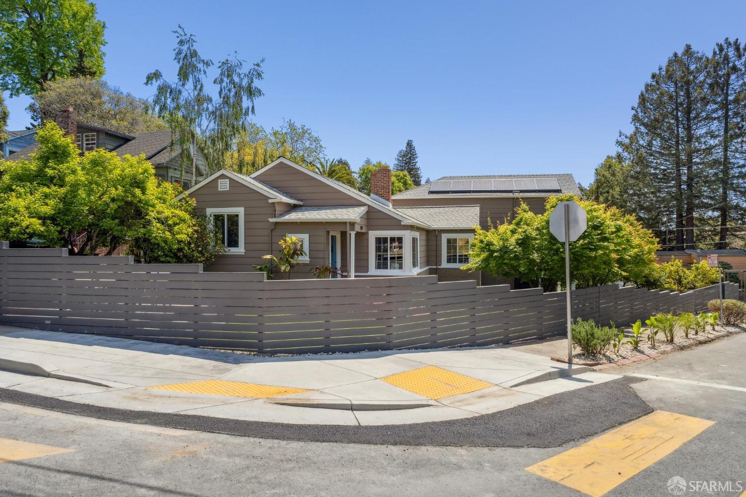 Detail Gallery Image 2 of 45 For 4600 Steele St, Oakland,  CA 94611 - 4 Beds | 2 Baths