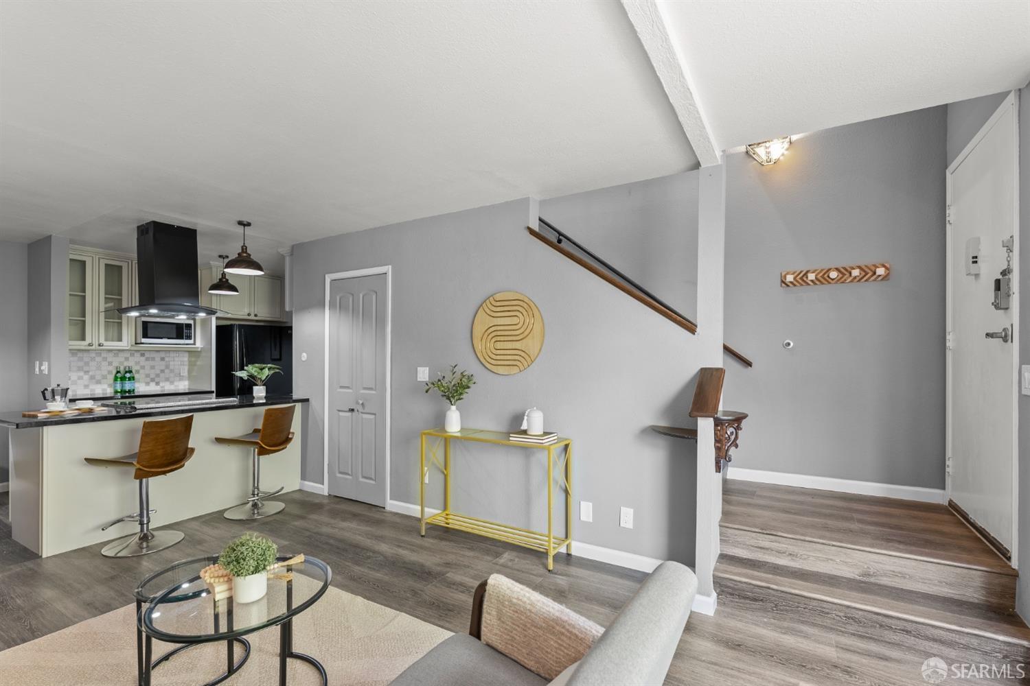 Photo #2: 425037179 Listing 