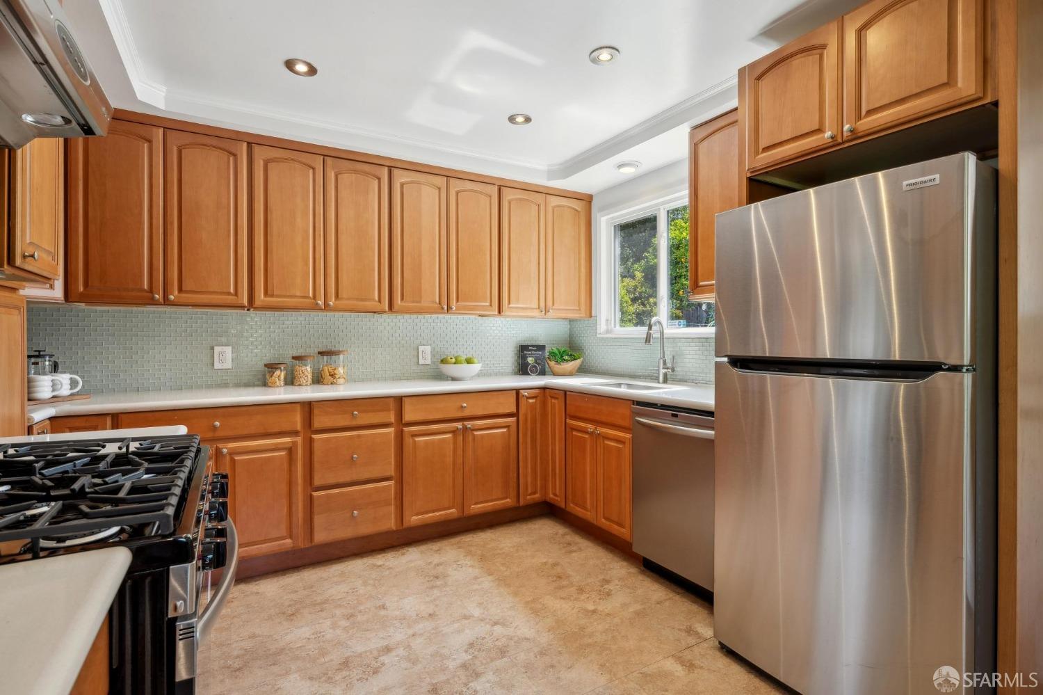 Detail Gallery Image 11 of 45 For 4600 Steele St, Oakland,  CA 94611 - 4 Beds | 2 Baths