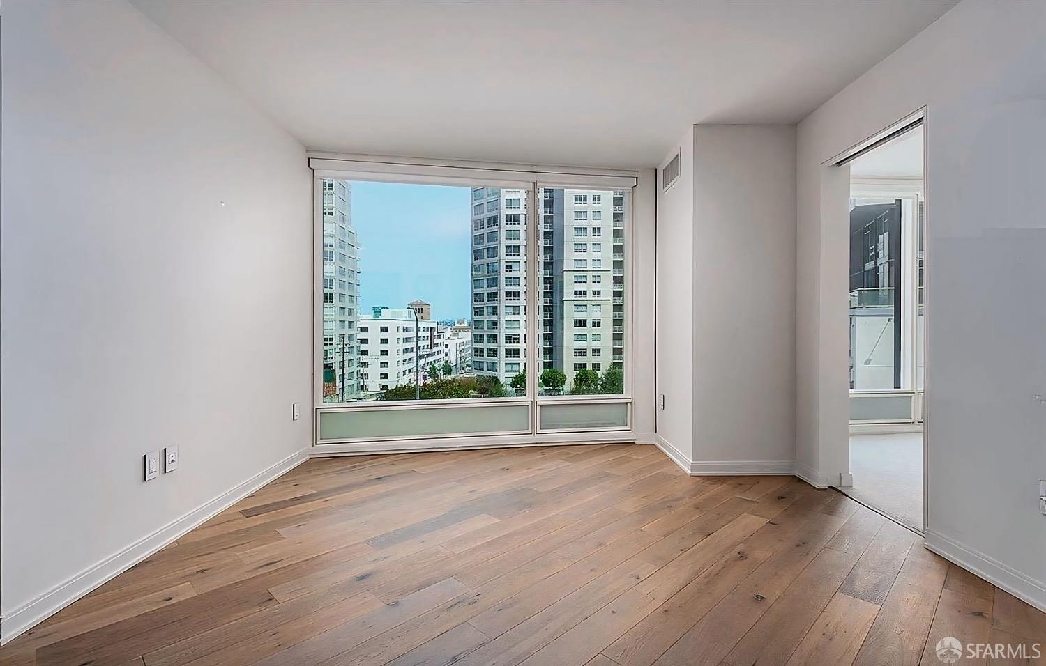 Photo #2: 425033910 Listing 