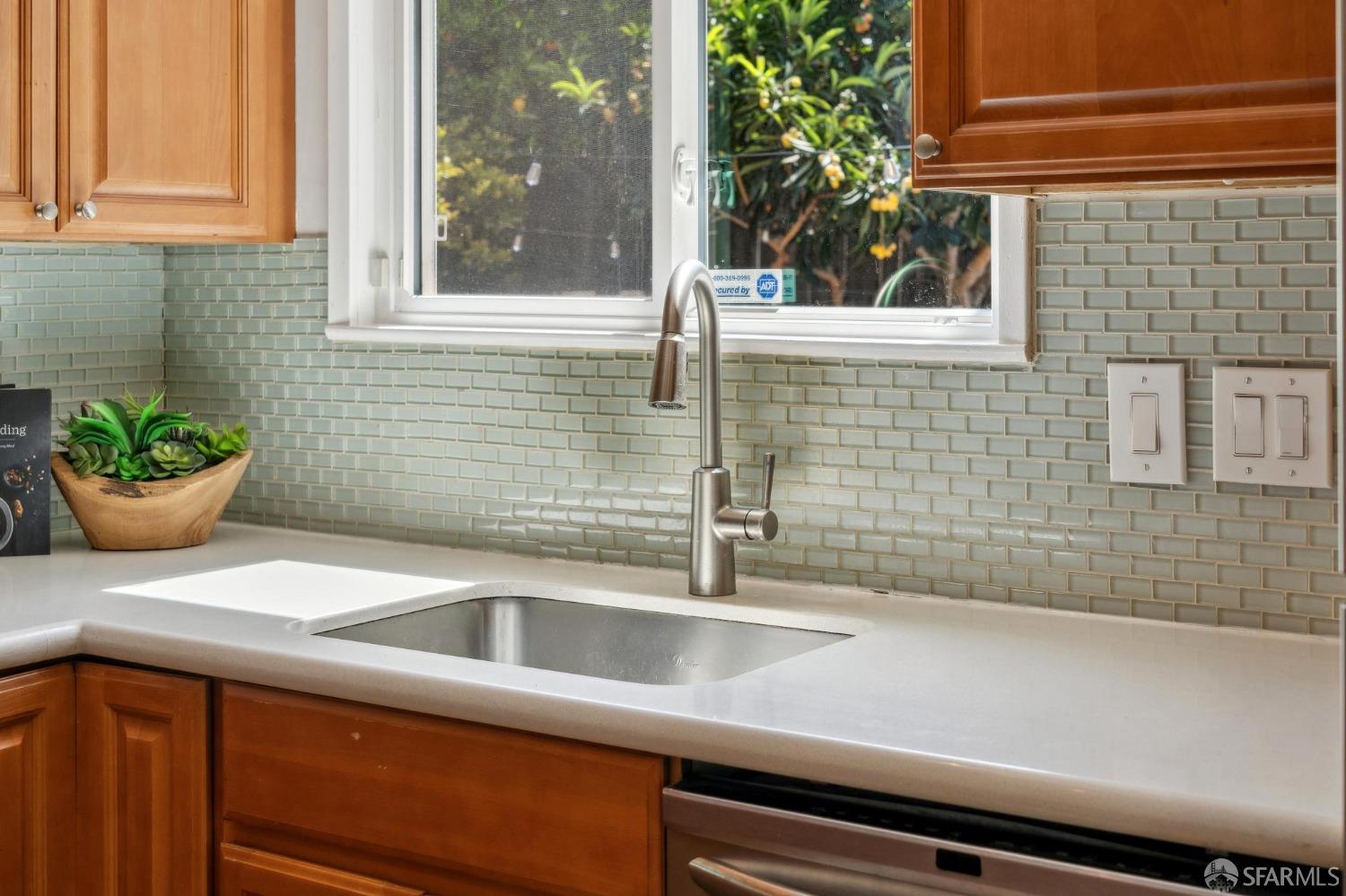 Detail Gallery Image 12 of 45 For 4600 Steele St, Oakland,  CA 94611 - 4 Beds | 2 Baths