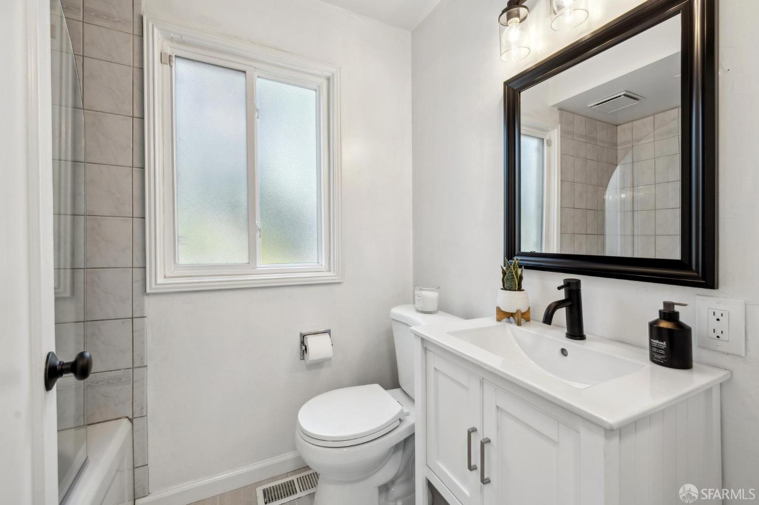 Detail Gallery Image 14 of 45 For 4600 Steele St, Oakland,  CA 94611 - 4 Beds | 2 Baths