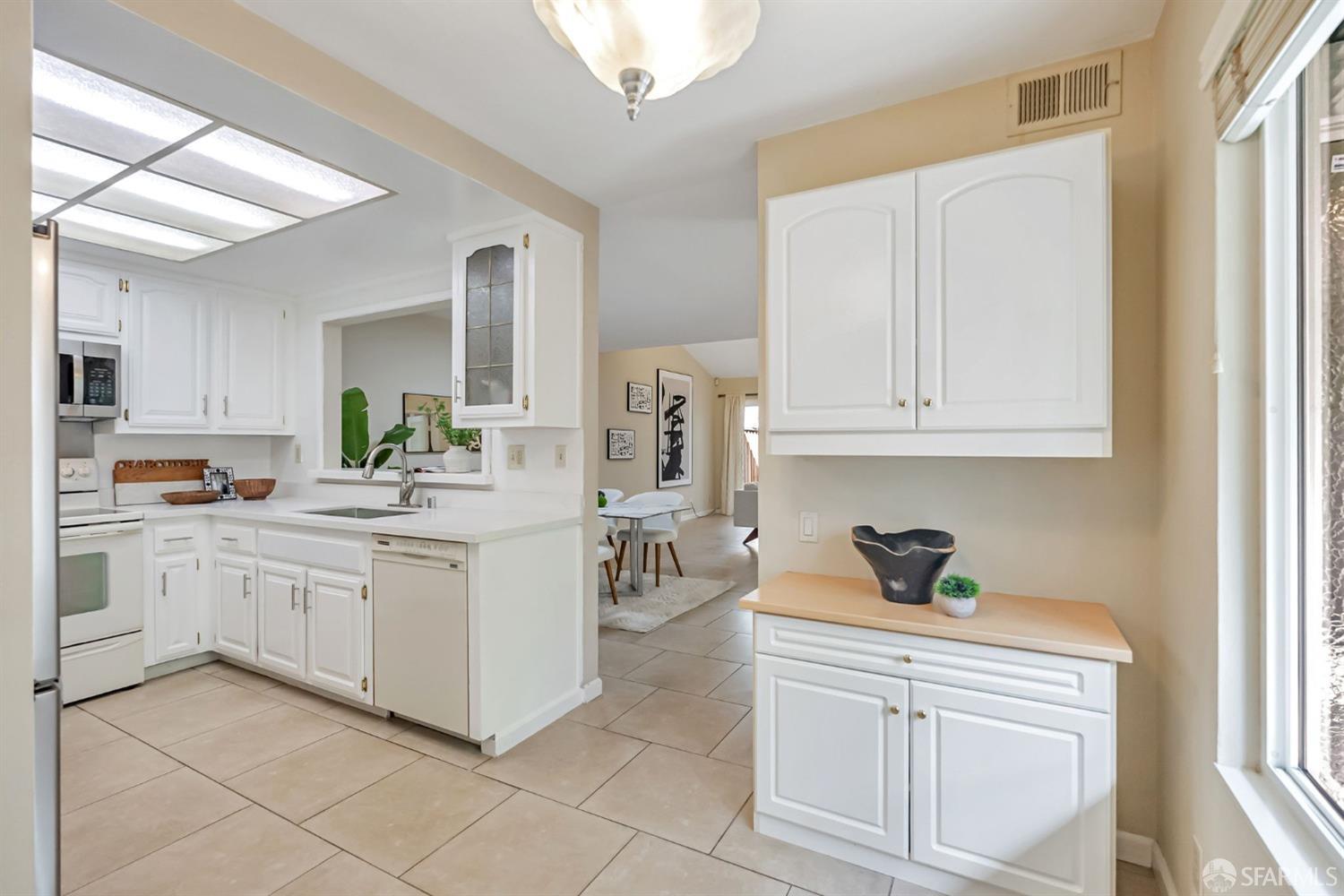 Detail Gallery Image 16 of 35 For 35 Cornwall Way, San Leandro,  CA 94577 - 3 Beds | 3 Baths