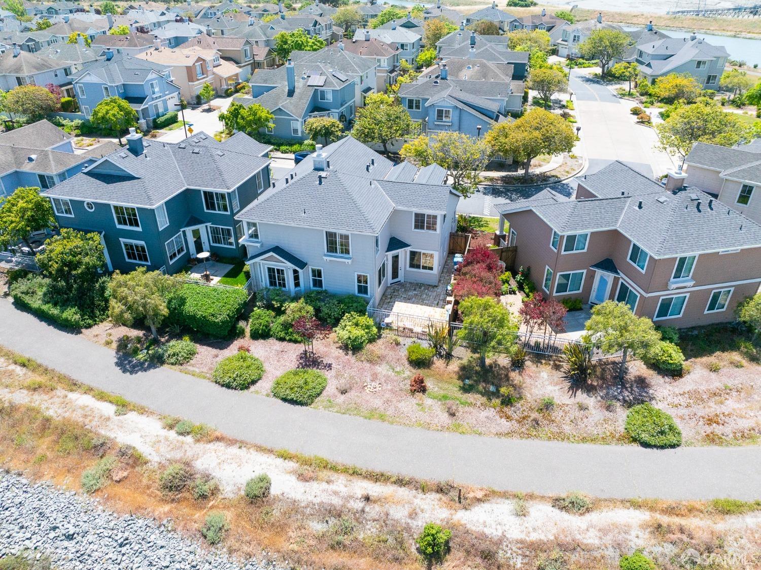 Detail Gallery Image 3 of 8 For 3044 Whisperwave Cir, Redwood City,  CA 94065 - 4 Beds | 2/1 Baths