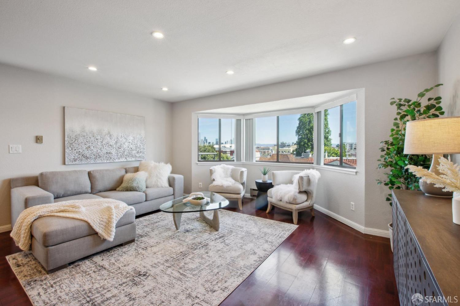 Photo #2: 425037498 Listing 