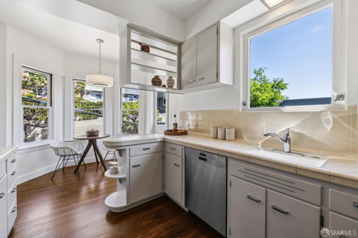 Detail Gallery Image 24 of 82 For 2260 Leavenworth St, San Francisco,  CA 94133 - 5 Beds | 4/1 Baths