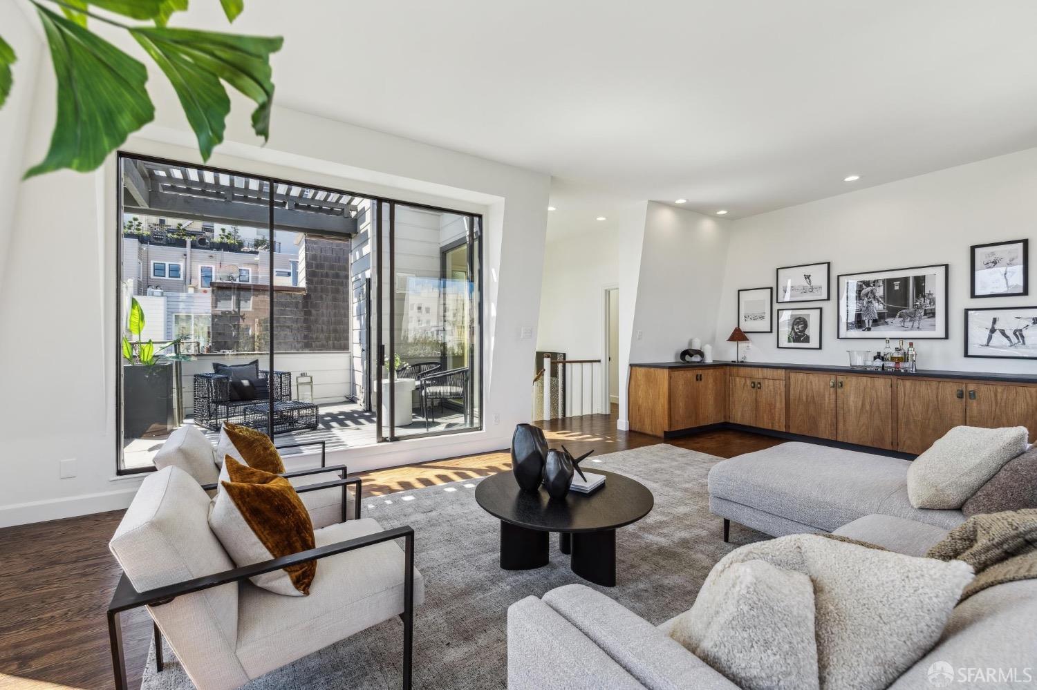 Detail Gallery Image 52 of 82 For 2260 Leavenworth St, San Francisco,  CA 94133 - 5 Beds | 4/1 Baths