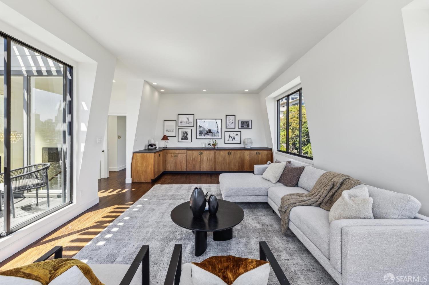 Detail Gallery Image 51 of 82 For 2260 Leavenworth St, San Francisco,  CA 94133 - 5 Beds | 4/1 Baths