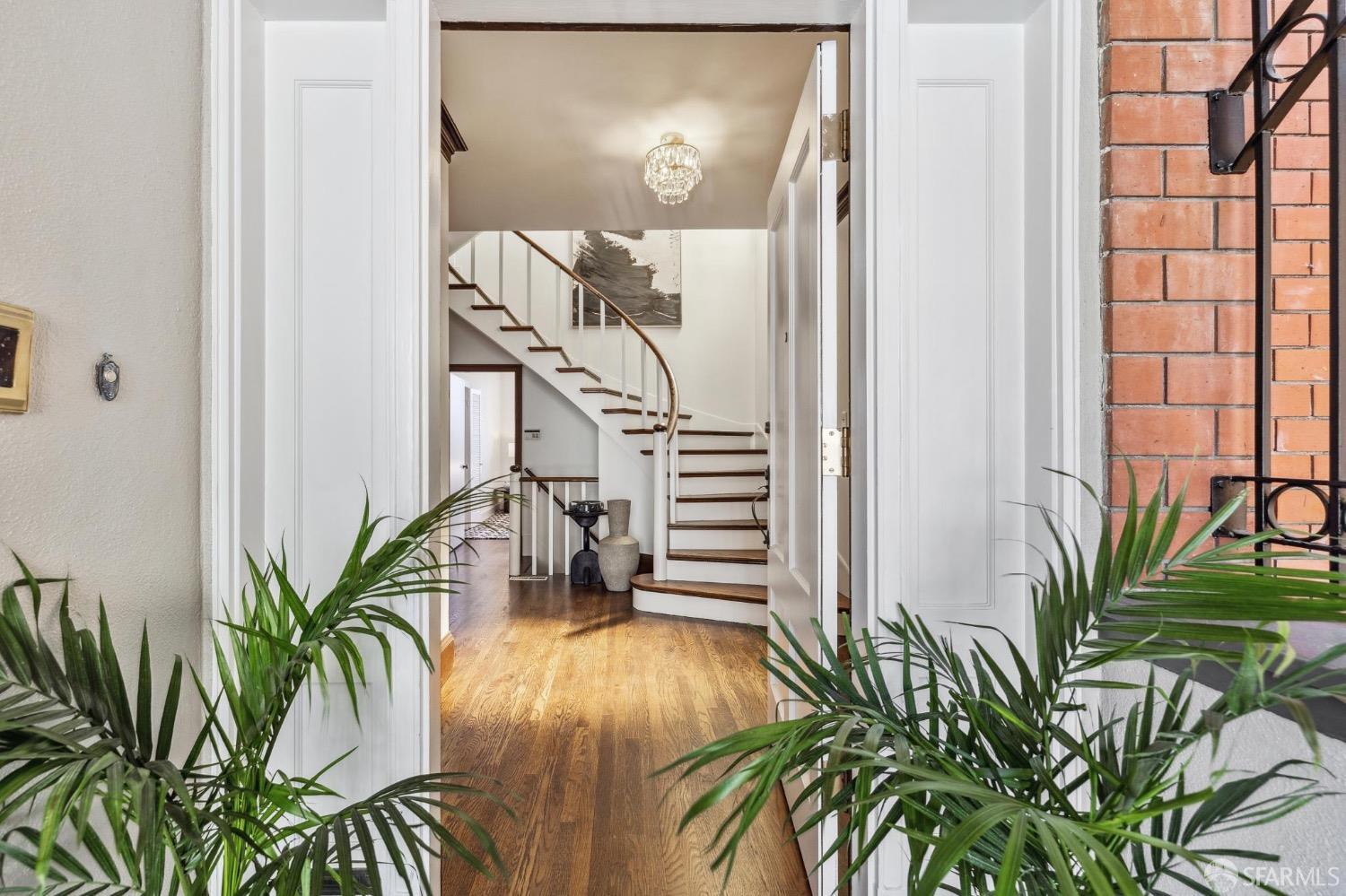 Detail Gallery Image 8 of 82 For 2260 Leavenworth St, San Francisco,  CA 94133 - 5 Beds | 4/1 Baths