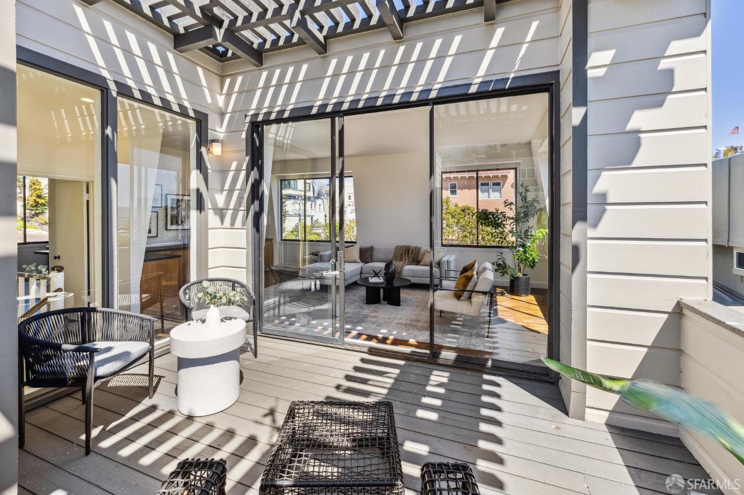 Detail Gallery Image 60 of 82 For 2260 Leavenworth St, San Francisco,  CA 94133 - 5 Beds | 4/1 Baths