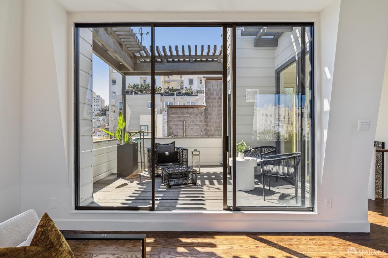 Detail Gallery Image 59 of 82 For 2260 Leavenworth St, San Francisco,  CA 94133 - 5 Beds | 4/1 Baths