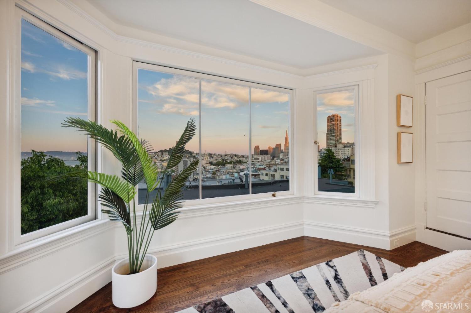Detail Gallery Image 5 of 82 For 2260 Leavenworth St, San Francisco,  CA 94133 - 5 Beds | 4/1 Baths