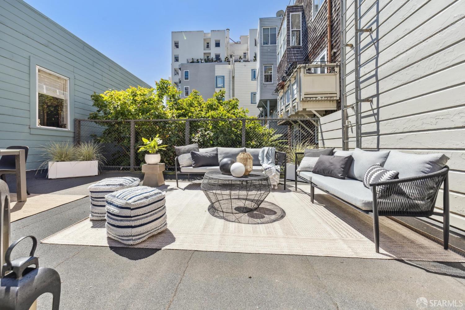 Detail Gallery Image 75 of 82 For 2260 Leavenworth St, San Francisco,  CA 94133 - 5 Beds | 4/1 Baths