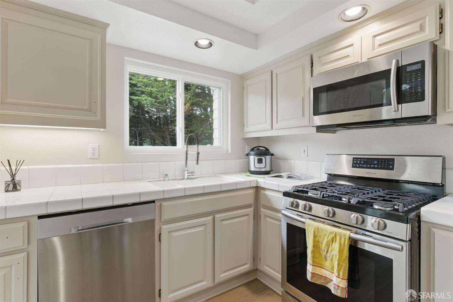 Detail Gallery Image 21 of 44 For 55 Erin Ln, Half Moon Bay,  CA 94019 - 2 Beds | 2/1 Baths