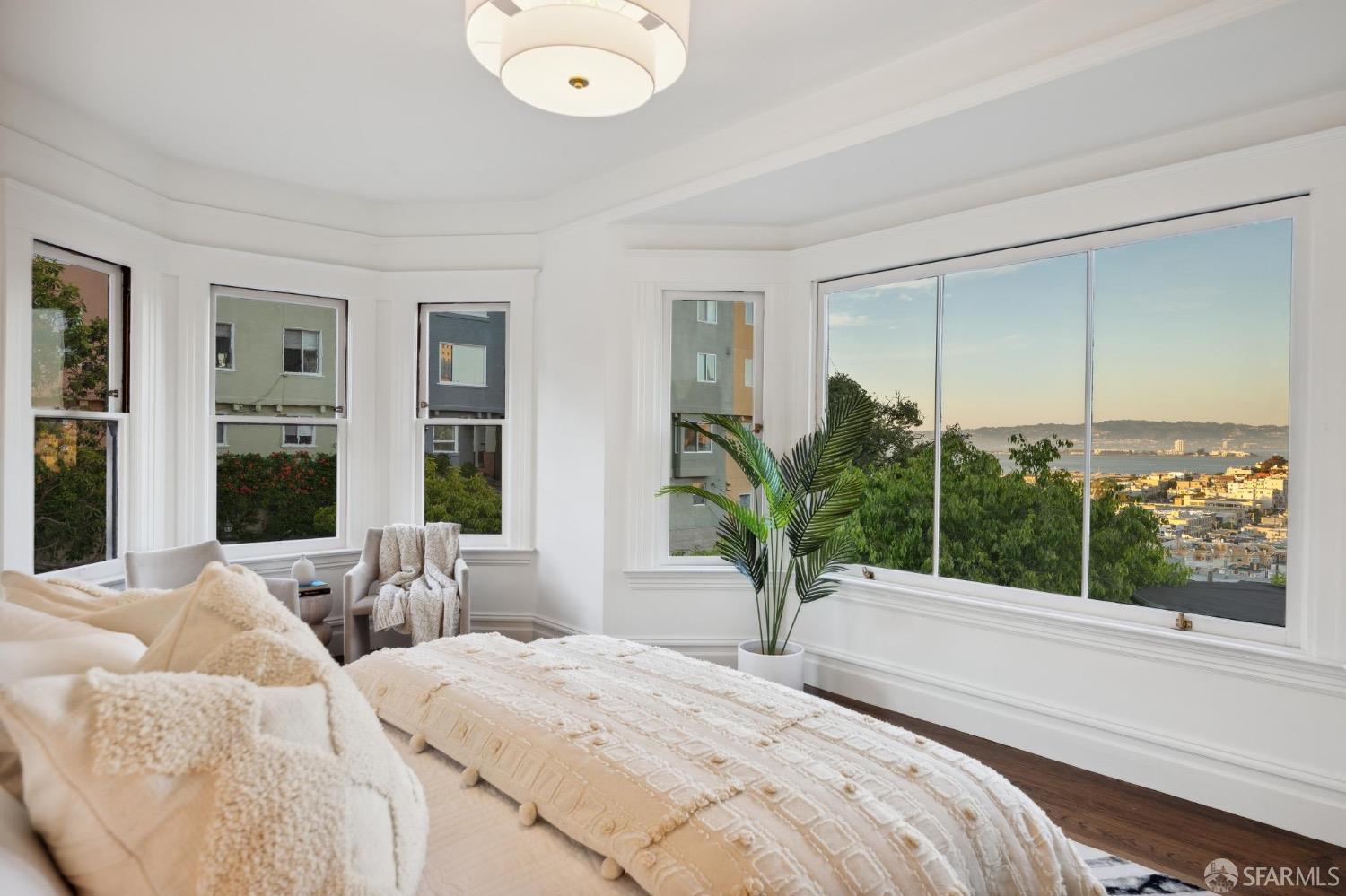 Detail Gallery Image 4 of 82 For 2260 Leavenworth St, San Francisco,  CA 94133 - 5 Beds | 4/1 Baths