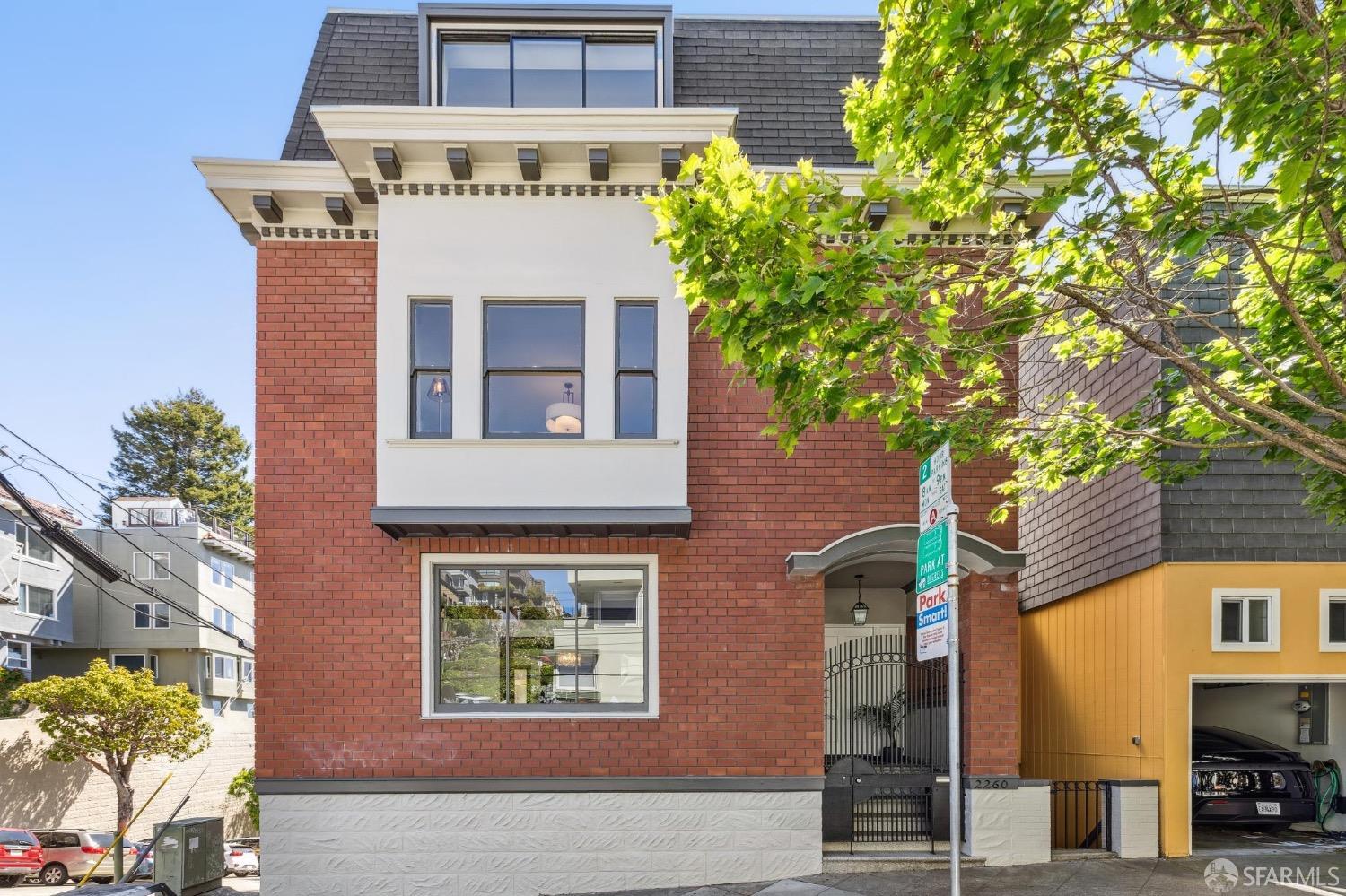 Detail Gallery Image 7 of 82 For 2260 Leavenworth St, San Francisco,  CA 94133 - 5 Beds | 4/1 Baths
