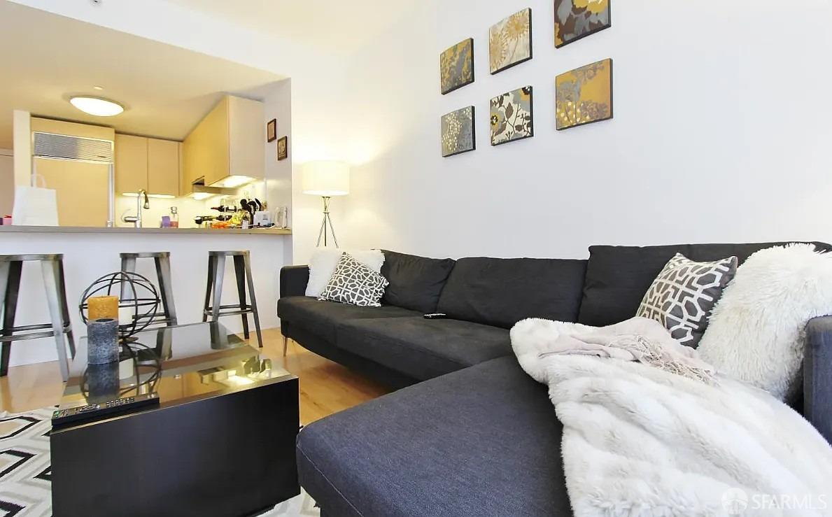 Photo #2: 425038194 Listing 