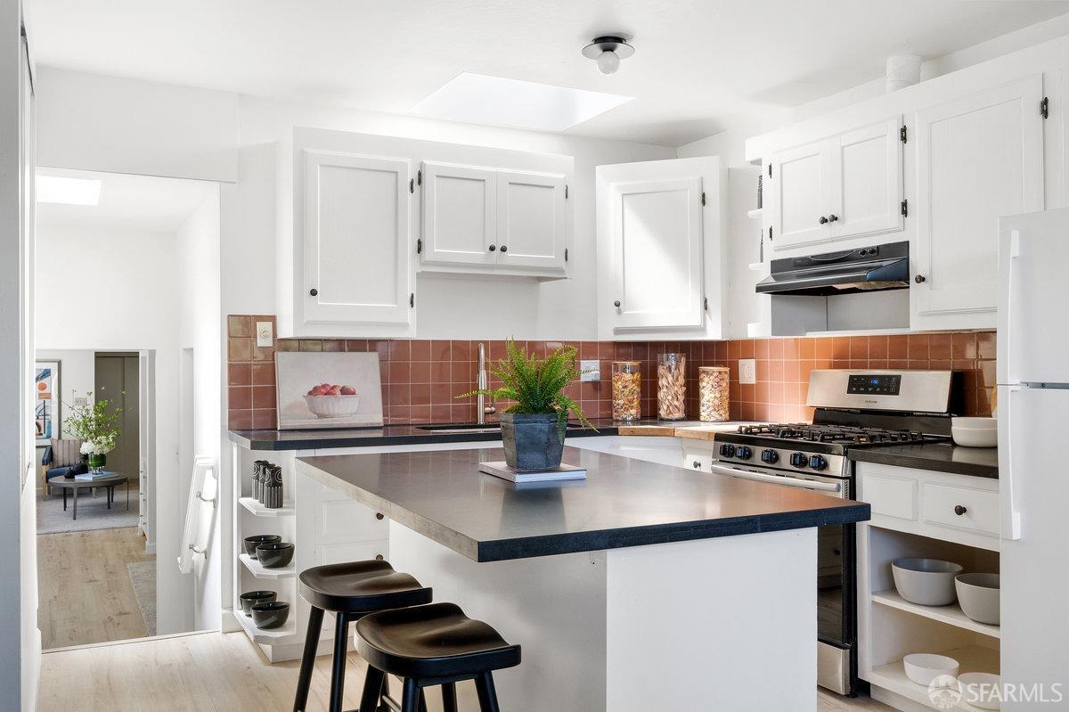Detail Gallery Image 9 of 25 For 45 Holly Park Cir, San Francisco,  CA 94110 - 3 Beds | 1/1 Baths