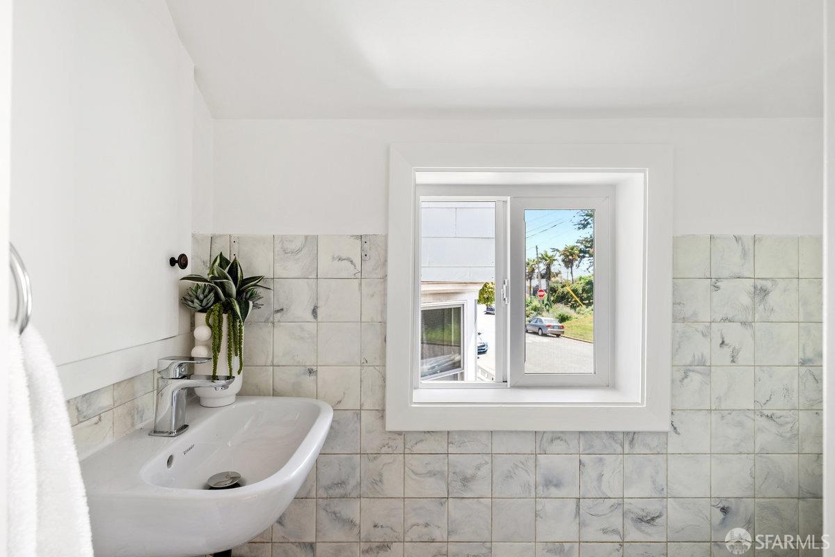 Detail Gallery Image 17 of 25 For 45 Holly Park Cir, San Francisco,  CA 94110 - 3 Beds | 1/1 Baths